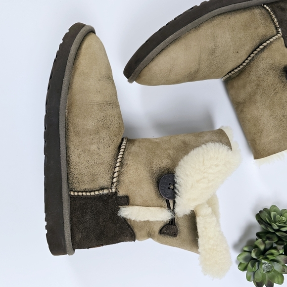 UGG Australia Boots Bailey Button Sheepskin Shearling Winter 5838 Size 9 Women’s - Picture 2 of 12